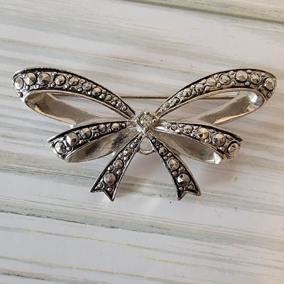 Vintage Avon Marcasite Silver-tone Bow Brooch - Picture 1 of 3